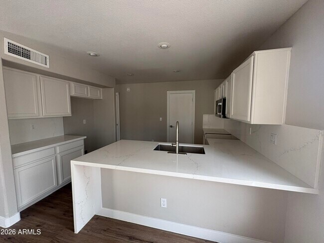 Building Photo - 2370 S Apache Dr
