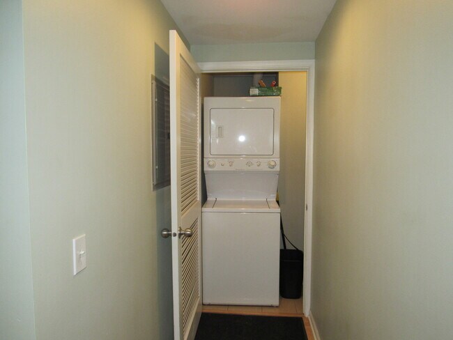 Building Photo - 2272 S Archer Ave