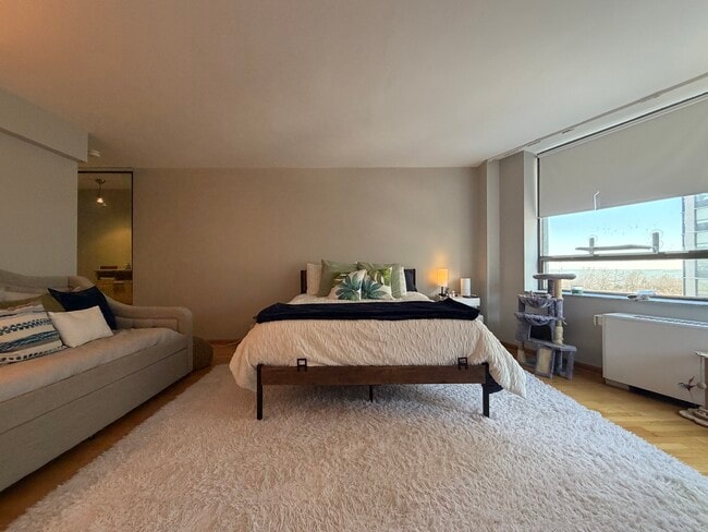 Building Photo - 5701 N Sheridan Rd