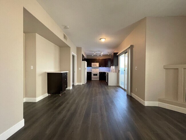 Foto del edificio - Beautifully remodeled first floor condo with attached 2 car garage!