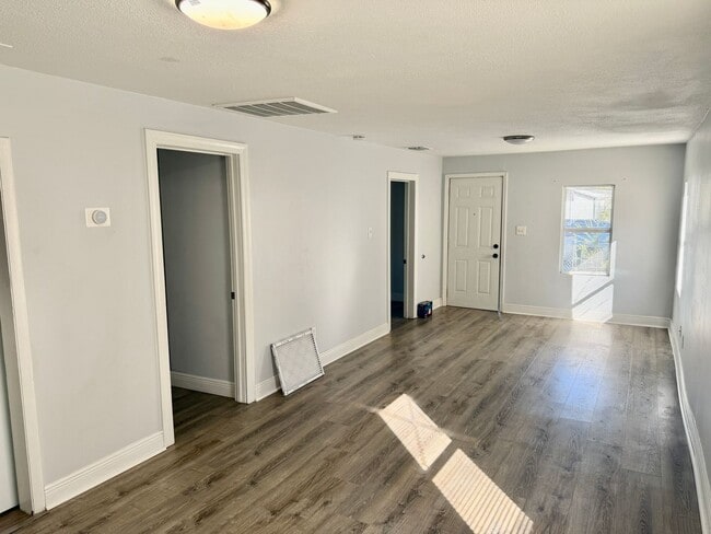 Building Photo - Fully Remodeled 2/1 in the heart of Tampa