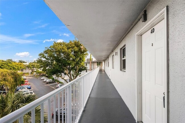 Building Photo - 116 Royal Pk Dr