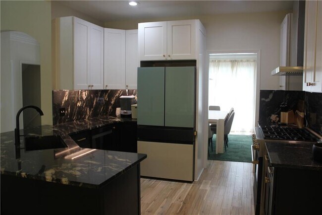 Building Photo - 600 Oakmont Hill