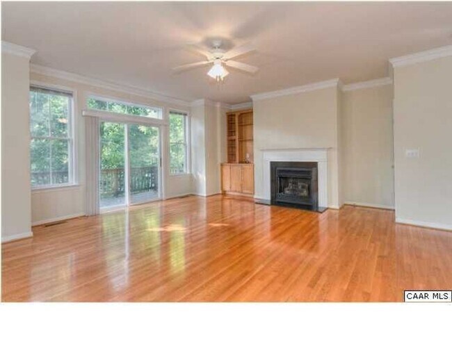 Building Photo - Spacious 3 Bedroom Townhouse Close to Down...