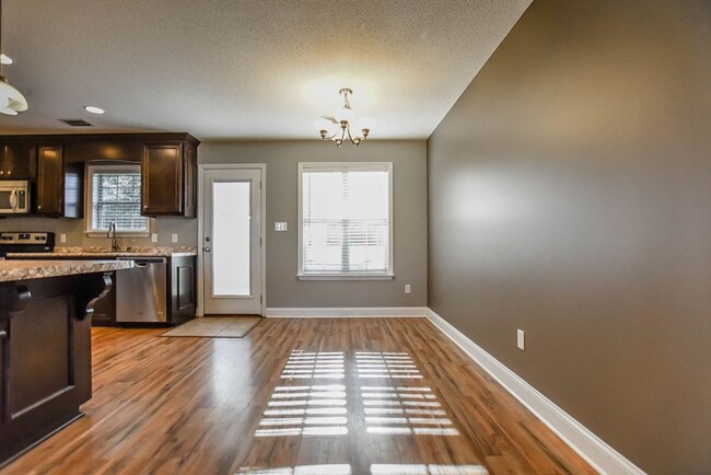 Building Photo - Luxurious 3BD/2BA Home with Premium Featur...
