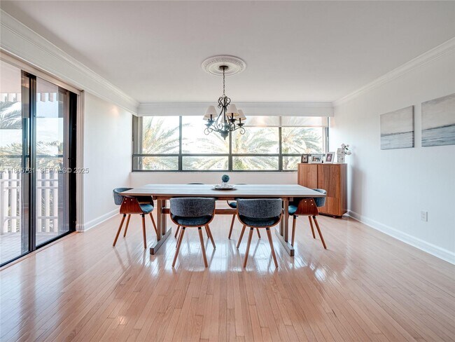 Foto del edificio - 1 Grove Isle Dr