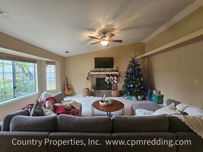 Foto del edificio - Spacious 4-Bedroom Home in Mary Lake Neighborhood Available January 15th!