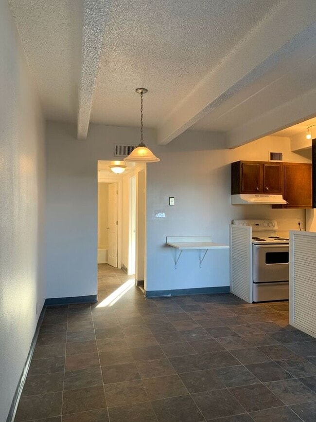 Building Photo - 1180 Alvarado Dr SE