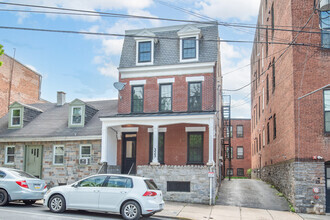 Building Photo - 323 N Mulberry St