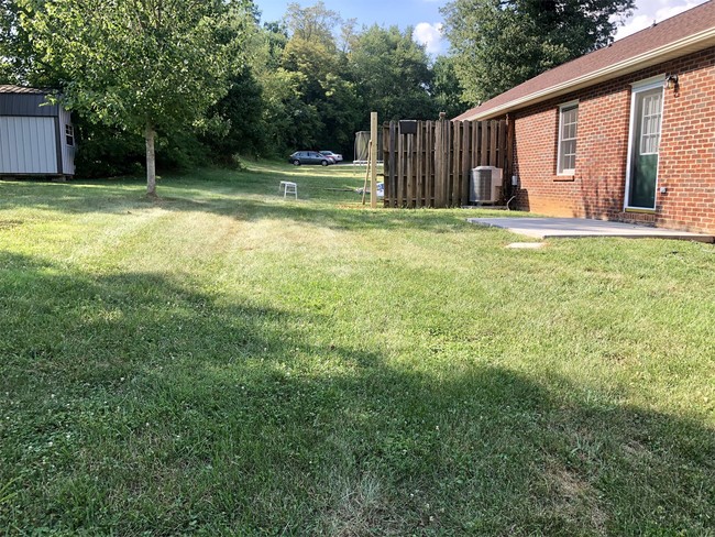 Building Photo - 111 Greenbriar Ln