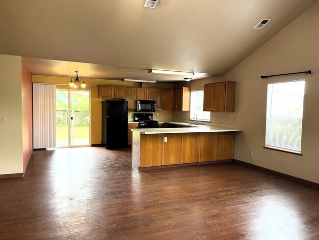 Foto del edificio - Pet-Friendly 3 Bed 2 Bath McKinleyville Home