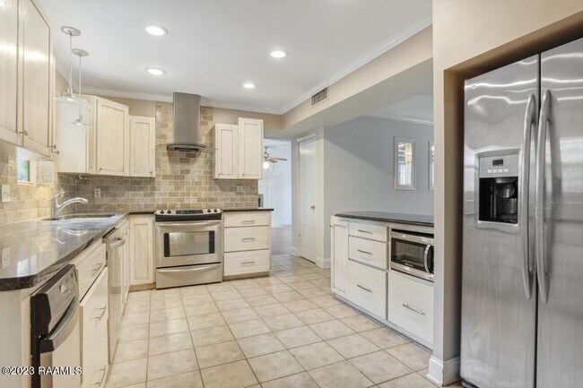 Building Photo - 907 Omega Dr