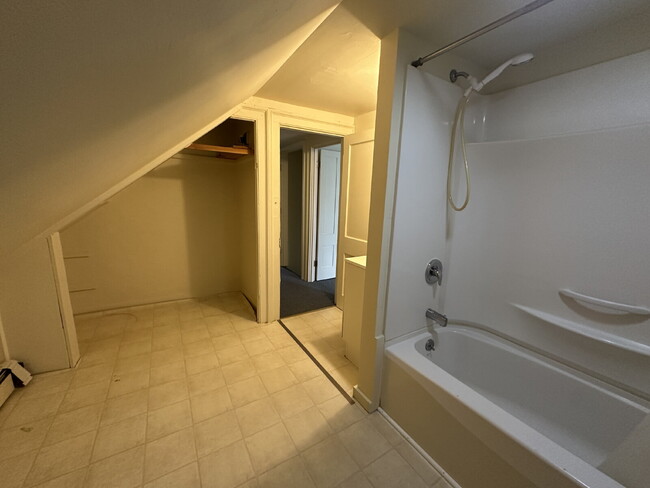 Building Photo - 3 Bedroom, 1.75 Bath apartment available!
