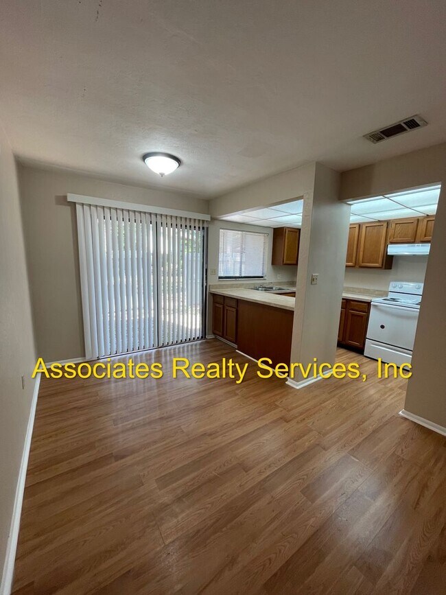 Foto del edificio - End Unit in Bellamy Forge!