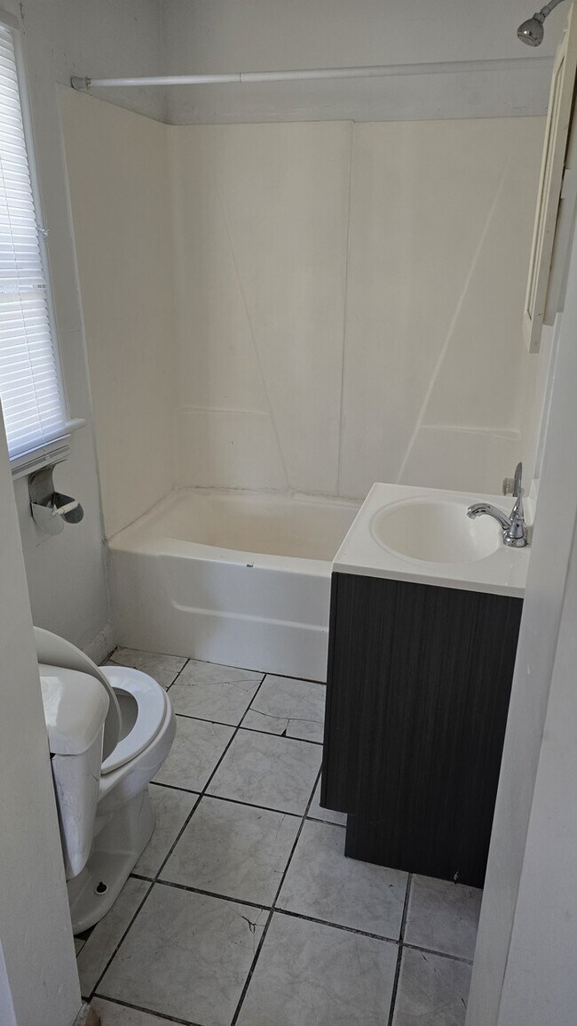 Foto del edificio - Charming 2-Bedroom Home in Rockford – Upda...