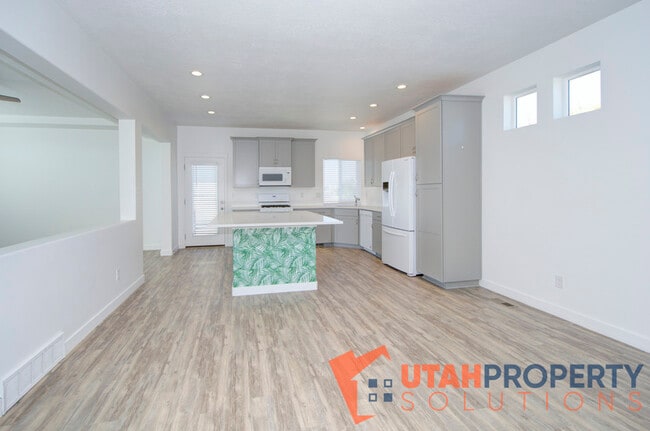 Building Photo - 342 S 780 E