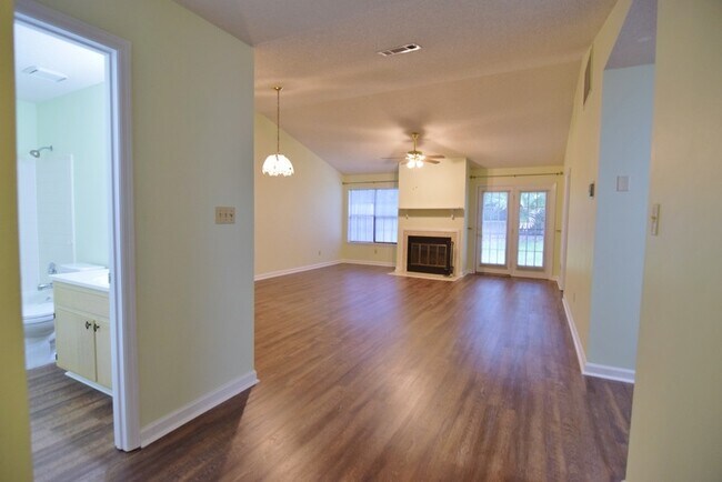Building Photo - 823 Ashlyn Forest Dr