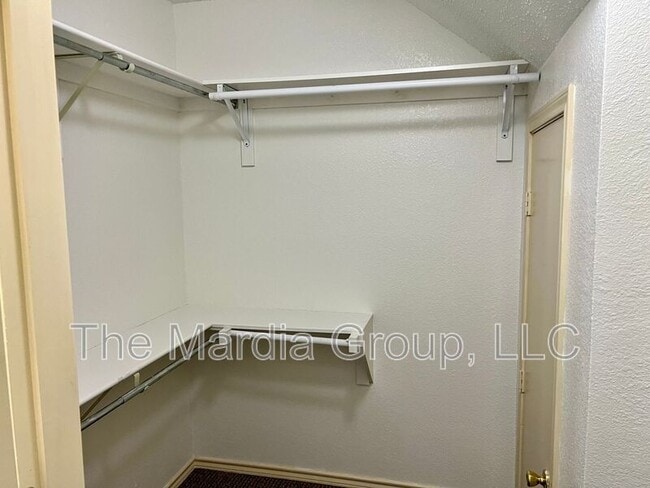 Foto del edificio - 1364 Creekview Dr