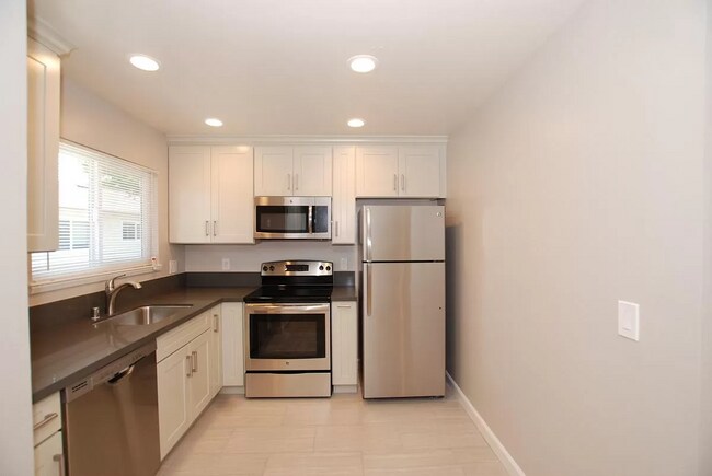 Building Photo - 1588 Ontario Dr