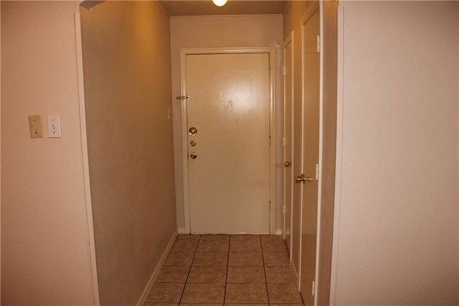 Foto del edificio - 920 Roaming Rd Dr