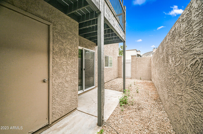 Building Photo - 1560 W Sahuaro Dr