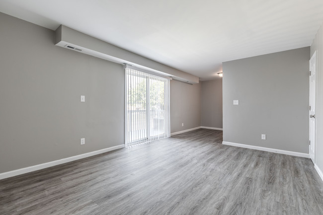 Remodeled living room - Lincoln Village