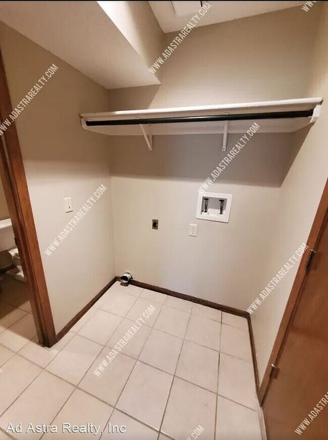 Foto del edificio - Spacious Duplex in Blue Valley-Available N...