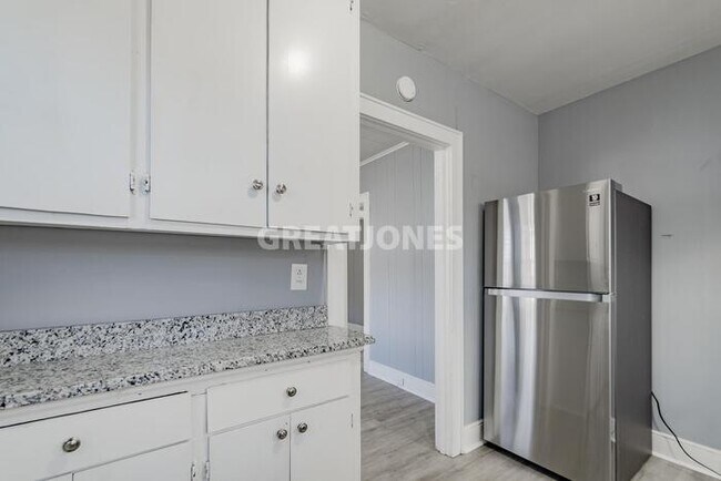 Foto del edificio - 407 Pineneedle Rd