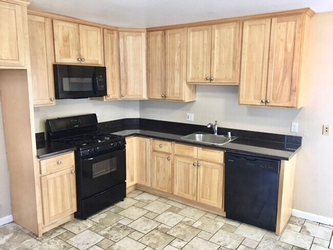 Foto del edificio - Great 3 bed 1.5 bath House with Garage in ...