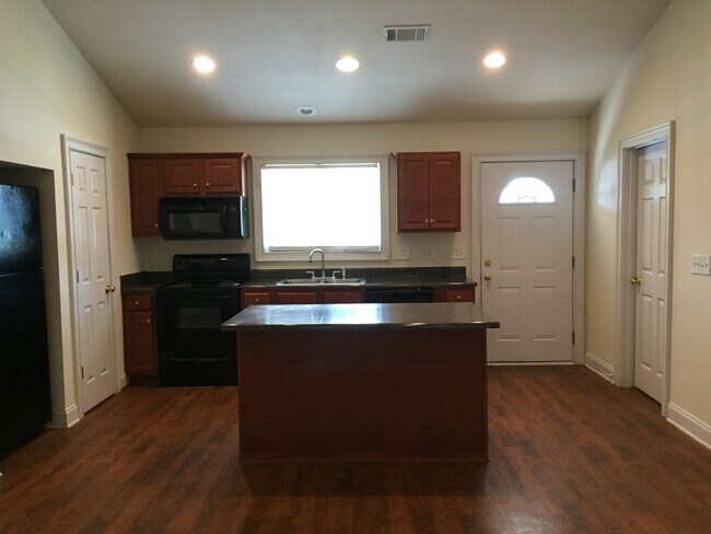Foto del edificio - 4bed/4bath in Eagles Landing for JULY!