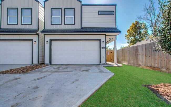 Photo - 837 S Victory Dr House