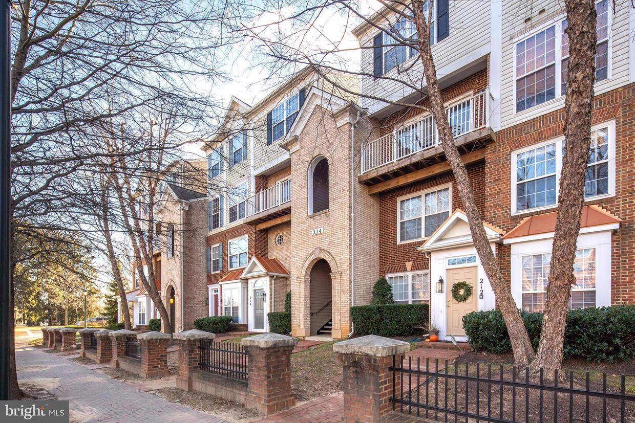 Foto principal - 214 Fallsgrove Blvd