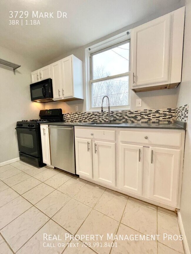 Building Photo - Sunny Brick Rowhouse! minutes from Histori...