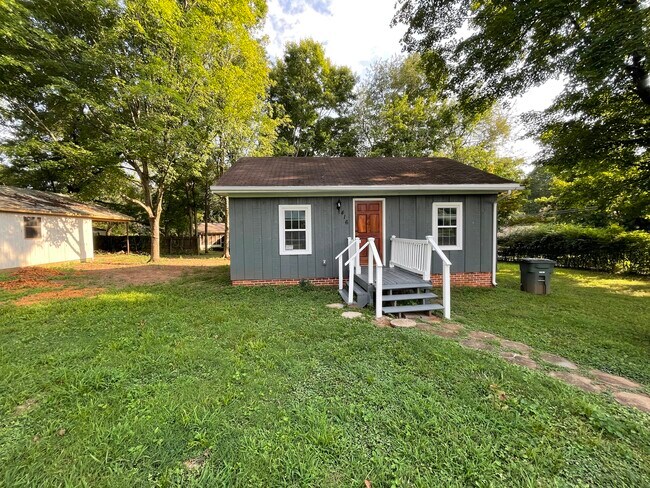 Building Photo - 416 Hillmont Dr NW