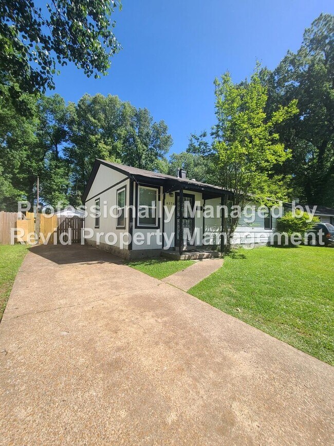 Foto del edificio - 3 Bedroom home in Berclair!