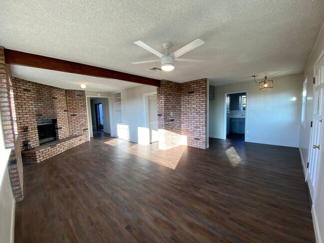 Building Photo - ***JUST REDUCED AND MOVE IN SPECIAL!!!*** ...