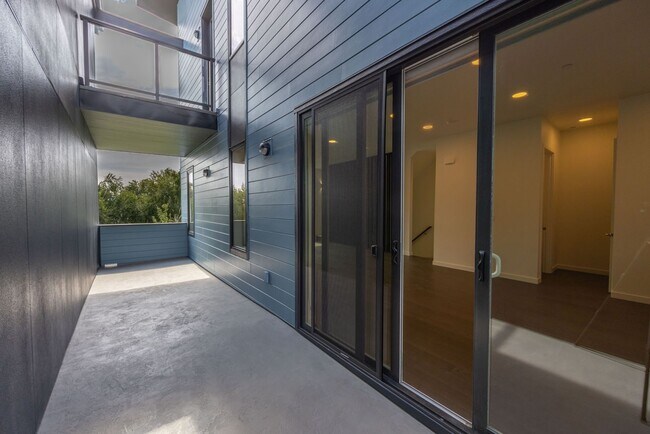 Foto del edificio - Riverside Townhomes - Waterfront Living in...
