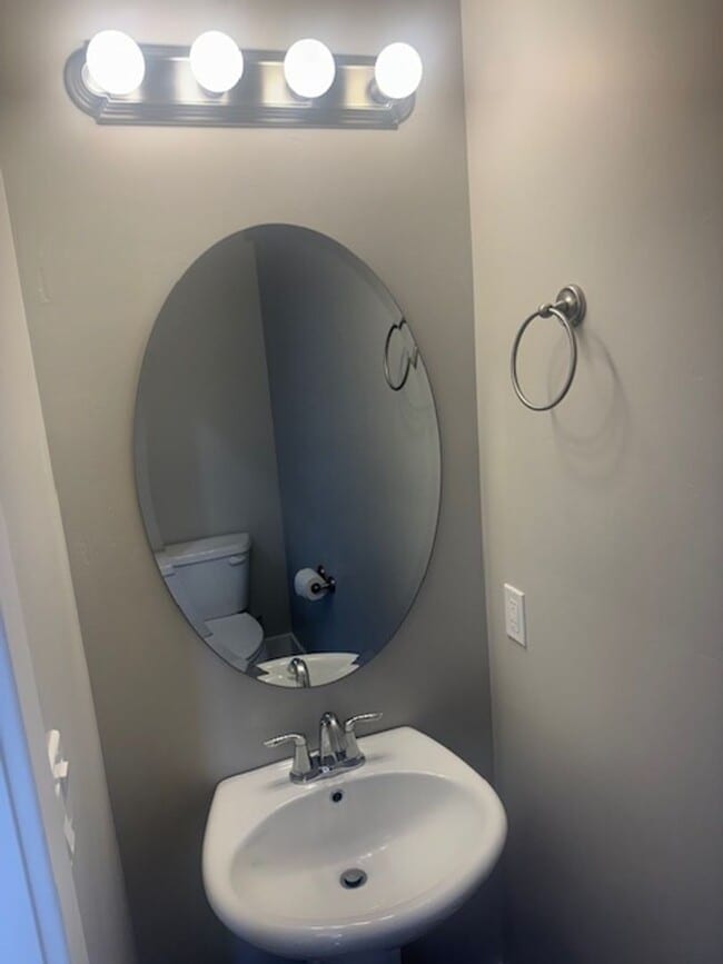 Building Photo - 3 Bedroom, 2.5 Bathroom