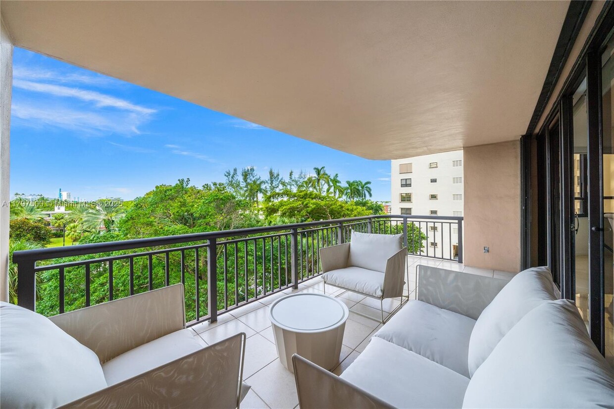 Foto principal - 10175 Collins Ave