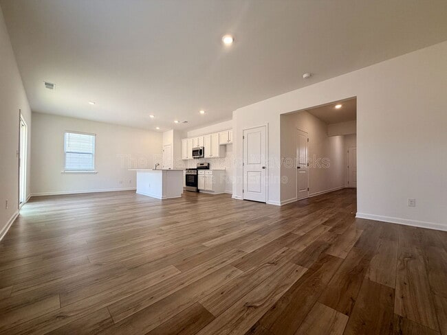 Building Photo - 100 Saddlebred Wy