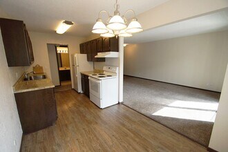 Building Photo - 1260 Larpenteur Ave W