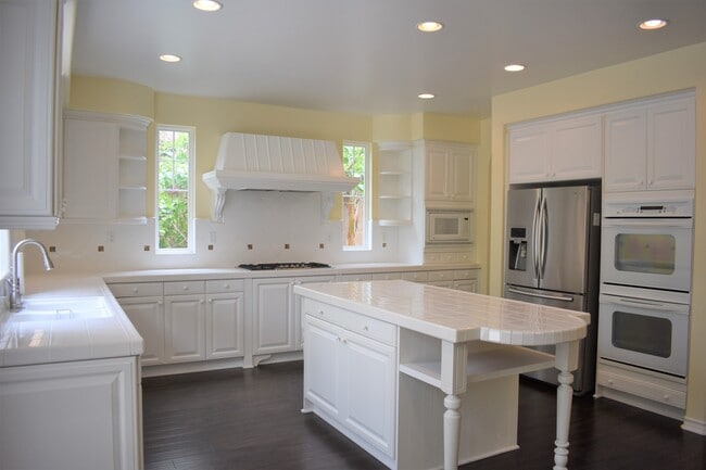 Foto del edificio - Beautiful 5 bedroom, 5 bath home in Desirable North Park Irvine