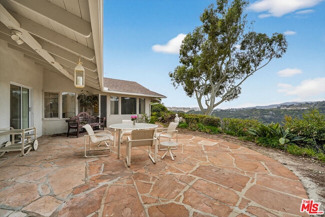 Building Photo - 935 Linda Flora Dr