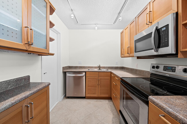 Building Photo - 1505 N Riverside Dr