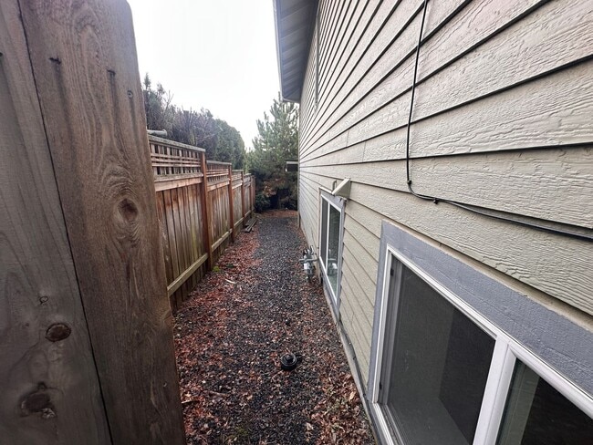 Building Photo - 14441 NE Morris Ct