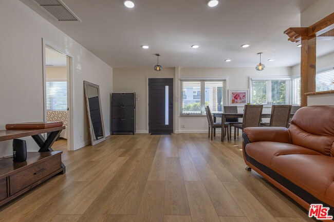 Foto del edificio - 5123 Noble Ave