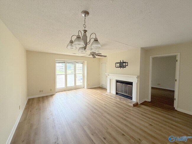 Building Photo - 4975 7 Pine Cir