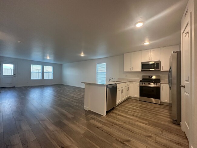 Foto del edificio - 3bed, 2bath, 1,474Sq.ft. 3-car garage home...