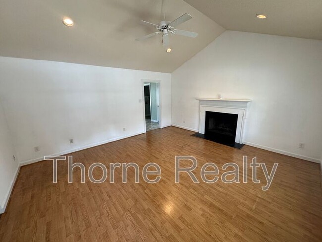 Building Photo - 2124 Tanglewood Rd