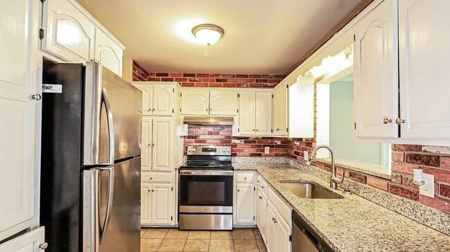 Building Photo - 3216 Englewood Terrace